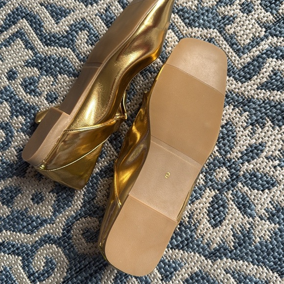 Gold Women's Shoes with Bow Detail NEW - Picture 4 of 6